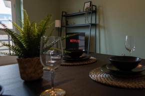 City Centre - 2BR Apt - Free Parking - Long Stays